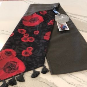 NWT Demdaco Reversible Pull-Through Scarf